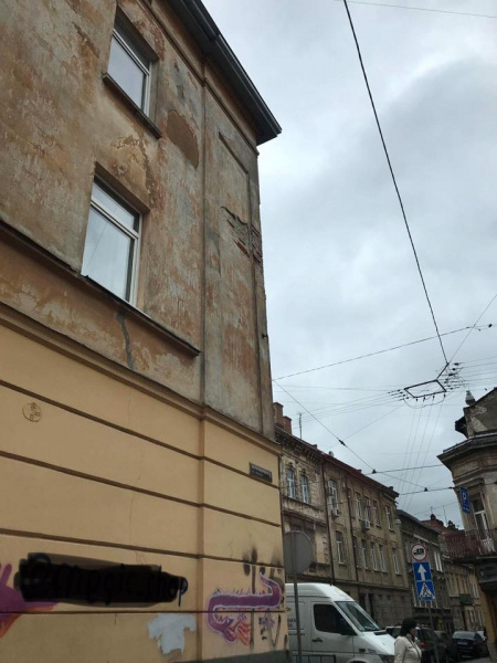 У Львові внаслідок негоди повалені дерева та обірвані лінії електропередач